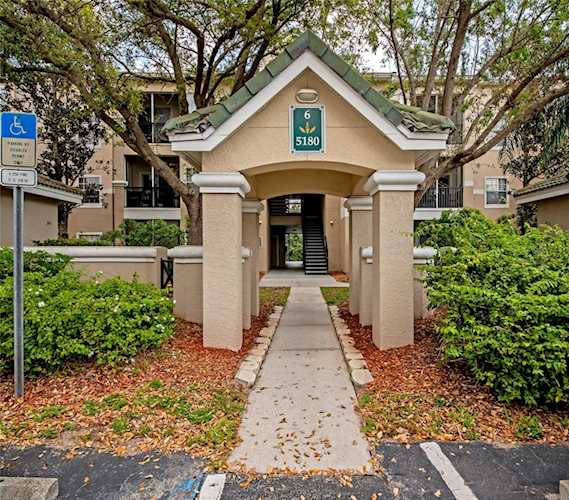 5180 Northridge Rd #305 Sarasota, FL 34238