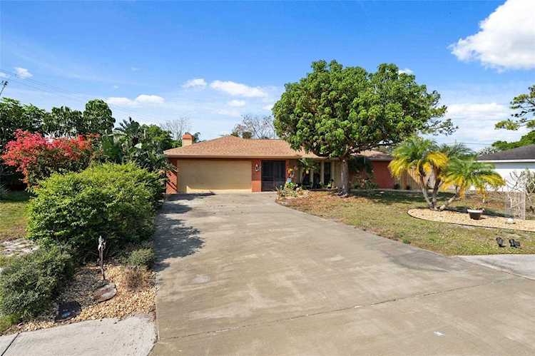 7417 2nd Ave NW Bradenton, FL 34209