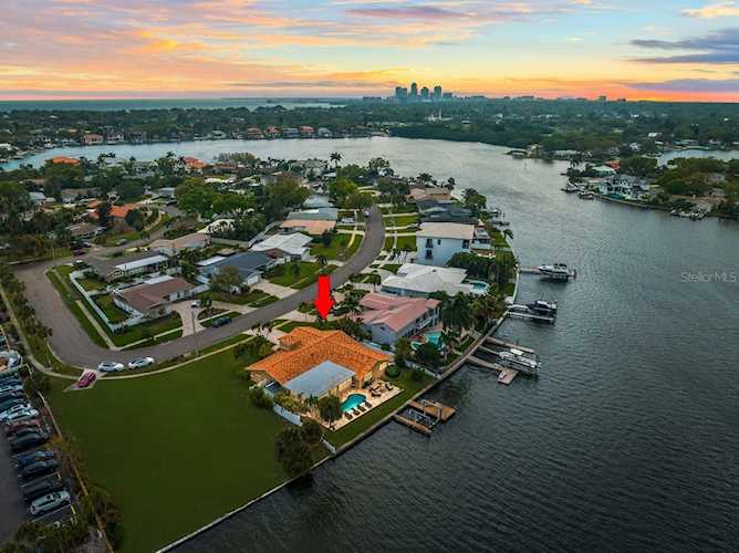 911 Eden Isle Dr NE St. Petersburg, FL 33704