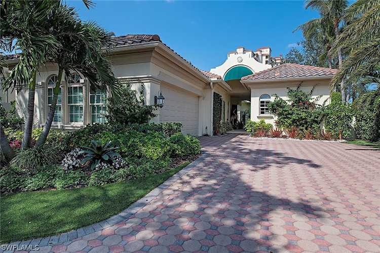 8201 Via Vecchia Naples, FL 34108