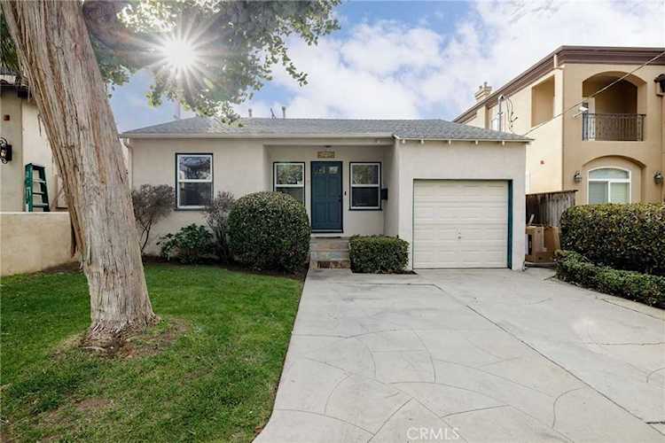2905 Oak Ave in Manhattan Beach, CA - MLS# SB23041445 Photo 1