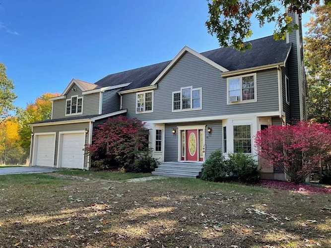 40 Royal Crest Dr Douglas, MA 01516