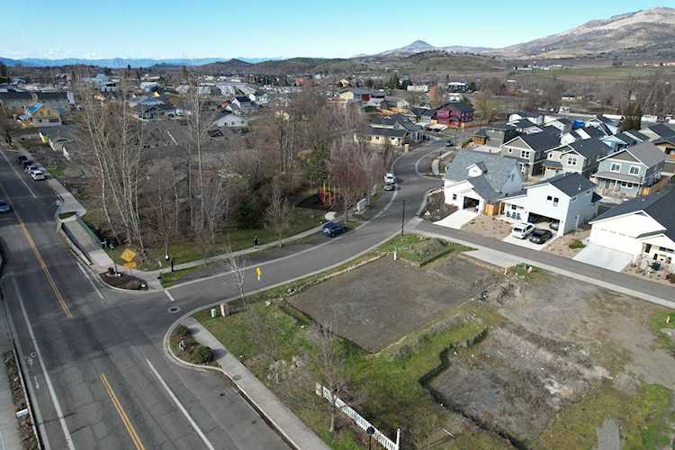 261 Talent Ave Talent, OR 97540