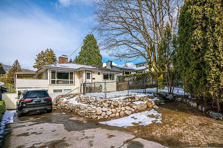 1033 Jefferson Avenue West Vancouver, BC V7T 2A6