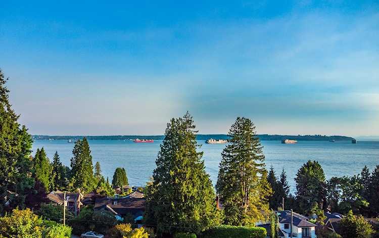 2633 Lawson Avenue West Vancouver, BC V7V 2G3
