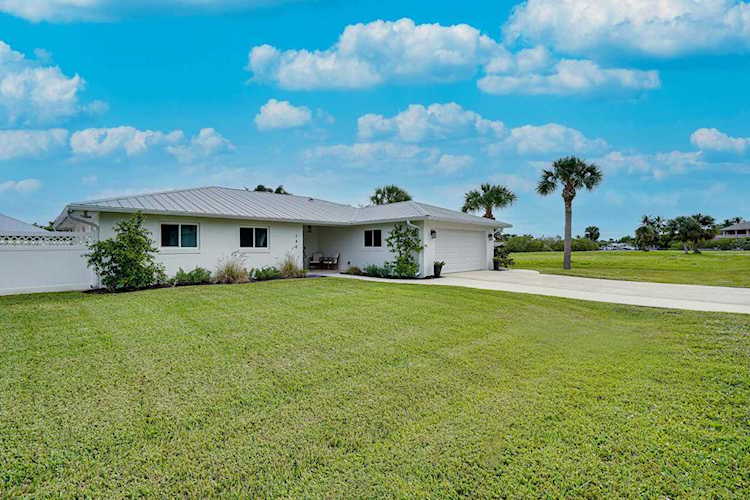 140 Dominion Court Hutchinson Island, FL 34949 | MLS R10873611 Photo 1
