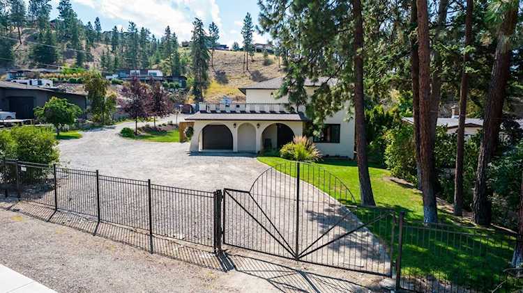 751 Barnaby Road Kelowna, BC V1Y8R3