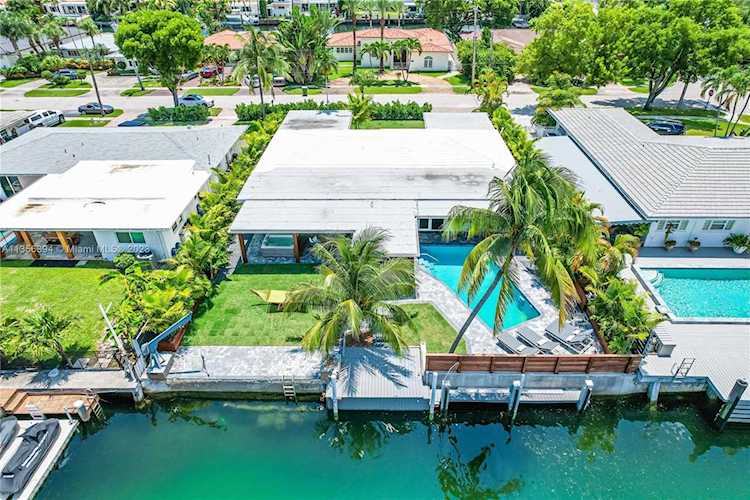 2243 Bayview Ln North Miami, FL 33181