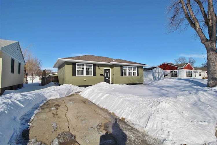 17 NW 20th St Minot, ND 58703