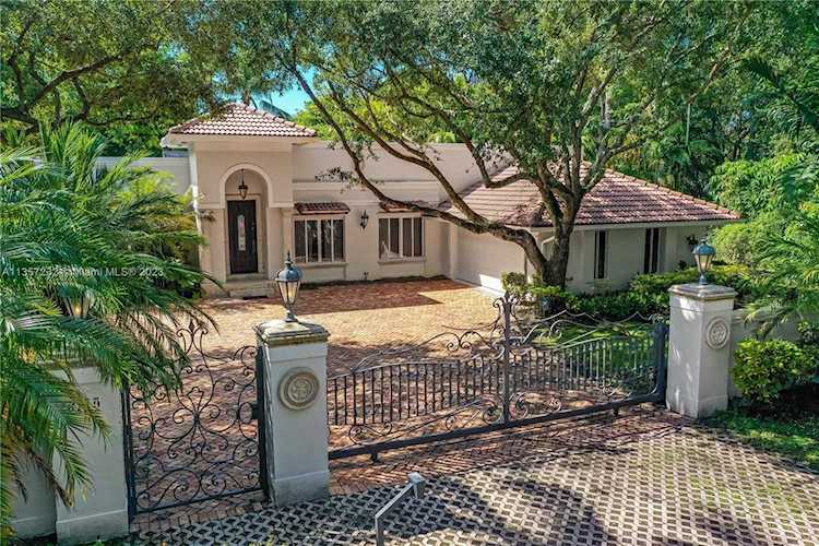 6710 SW 99th Ter Pinecrest, FL 33156