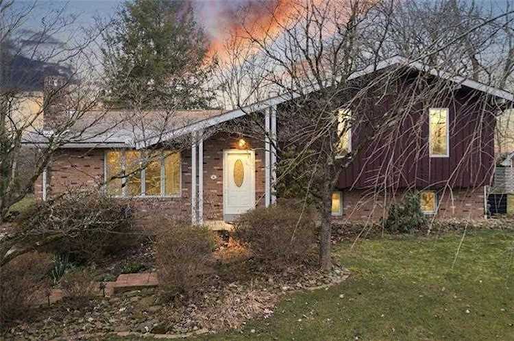 4136 Lee Manor Dr Allison Park, PA 15101