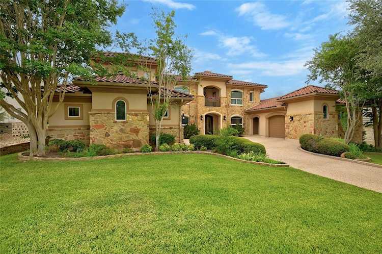 26 Autumn Oaks DR The Hills, TX 78738