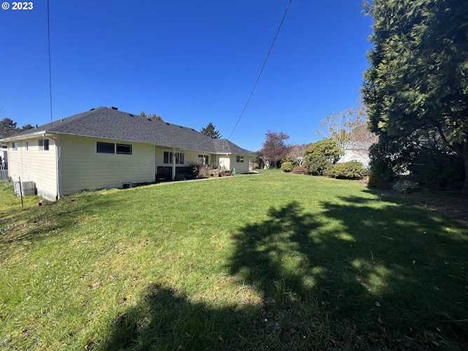 98032 Gerlach LN Brookings, OR 97415