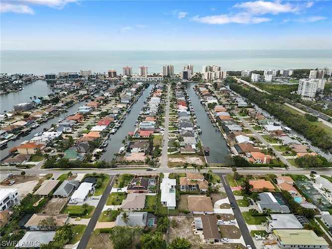 10842 Vanderbilt Dr Naples, FL 34108