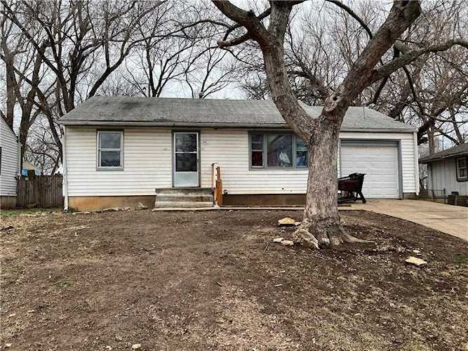 721 N Walnut St Olathe, KS 66061 | MLS 2424283 Photo 1