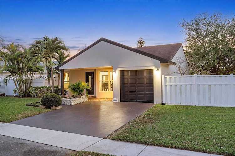 1250 SW 86th Ave Pembroke Pines, FL 33025