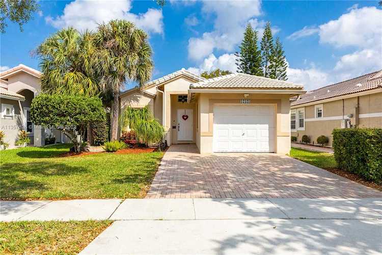 17121 NW 11th St Pembroke Pines, FL 33028