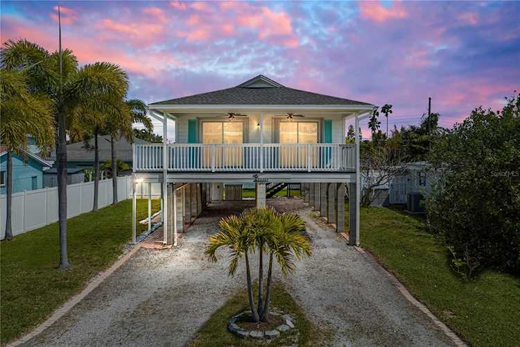 16313 1st St E Redington Beach, FL 33708