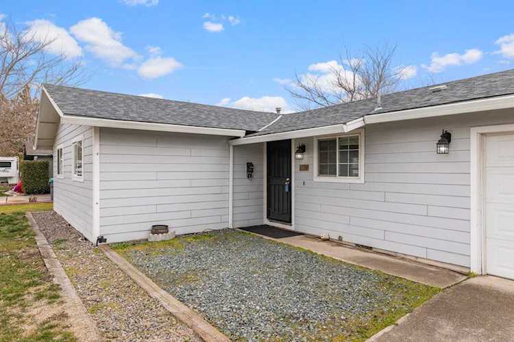 1110 N 3rd St Central Point, OR 97502