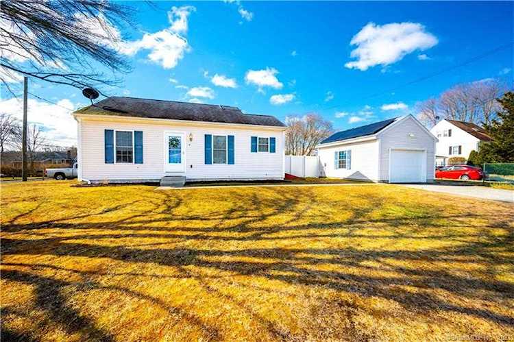 18 Woodlawn Avenue Waterford, CT 06385