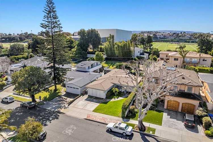 1320 Voorhees Ave Manhattan Beach, CA 90266