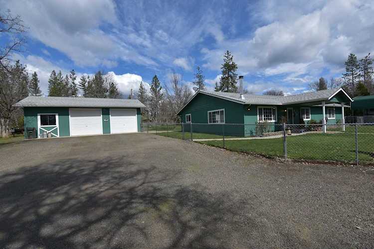 372 Bond Rd Shady Cove, OR 97539