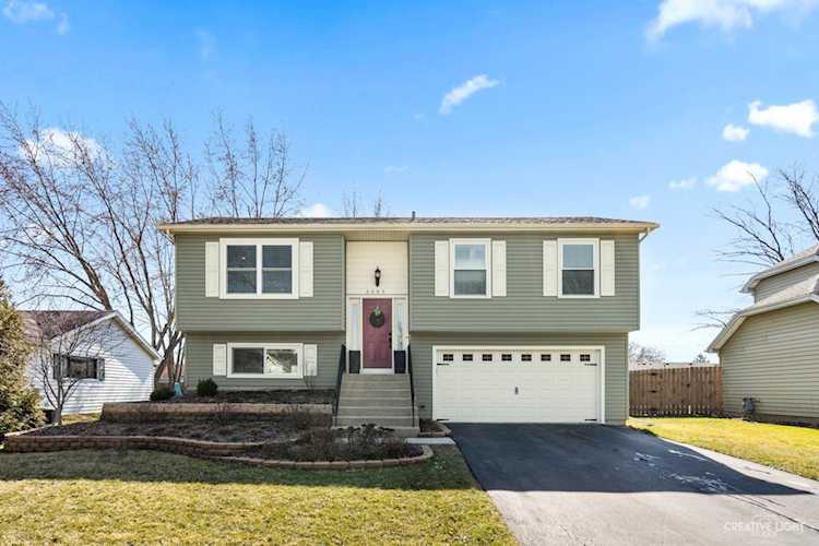 3095 Fox Hill Rd Aurora, IL 60504