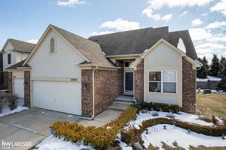 20910 Sleepy Hollow Dr. Macomb, MI 48044
