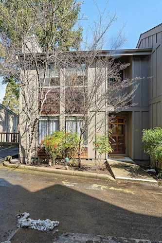 333 Ravenwood Place Ashland, OR 97520