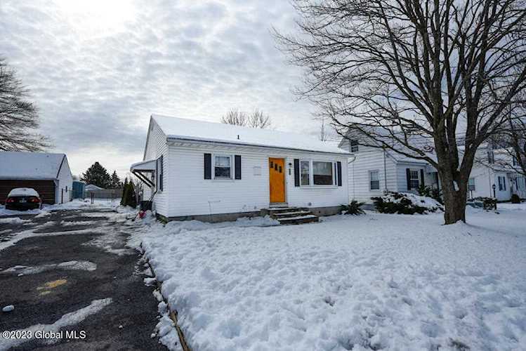 28 Smith Ave Colonie, NY 12205