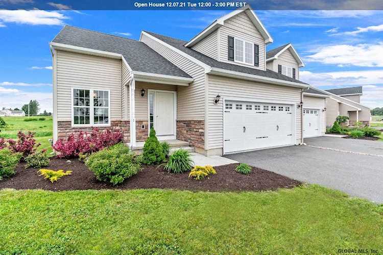 19 Chip Shot Way Halfmoon, NY 12118