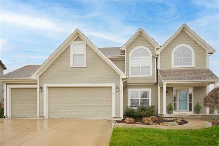 516 SW Gentry Ln Lee's Summit, MO 64081