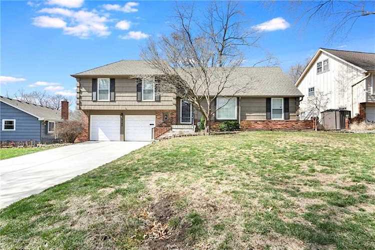 9742 Larsen St Overland Park, KS 66214