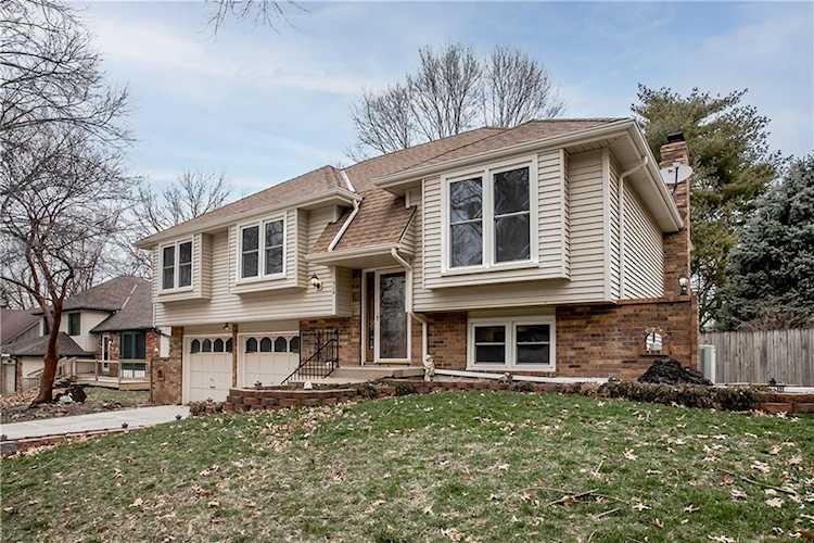 1924 E Sheridan Bridge Ln Olathe, KS 66062