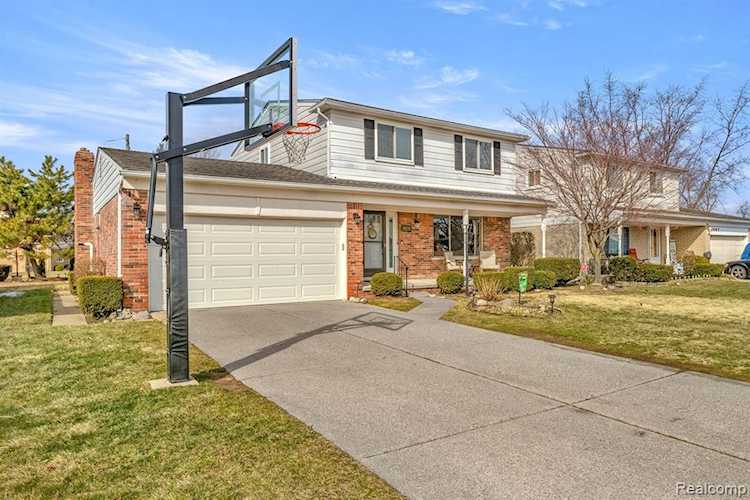 34281 Greentrees Sterling Heights, MI 48312