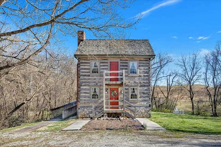 5694 Roanoke Troutville, VA 24175