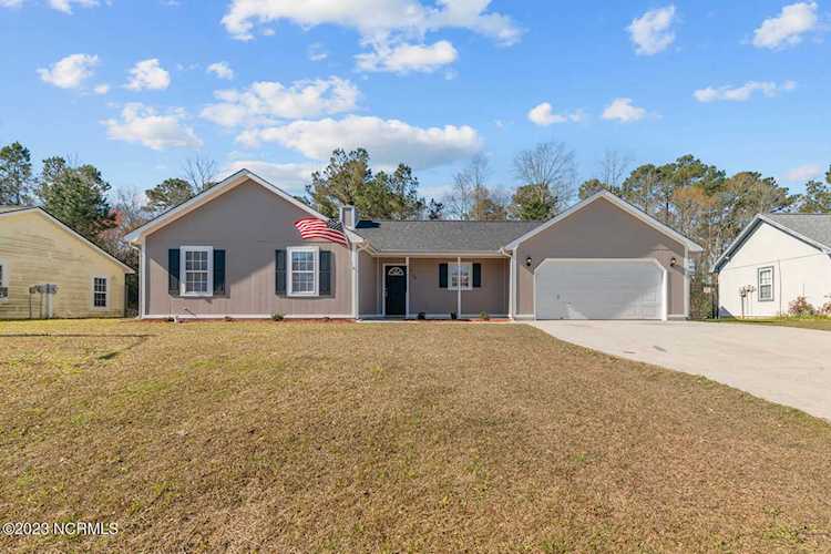 210 Gray Fox Hubert, NC 28539