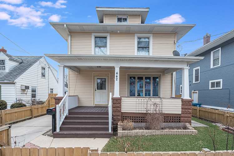 442 5th St Aurora, IL 60505
