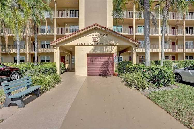 1201 SW 128th Ter #212E Pembroke Pines, FL 33027