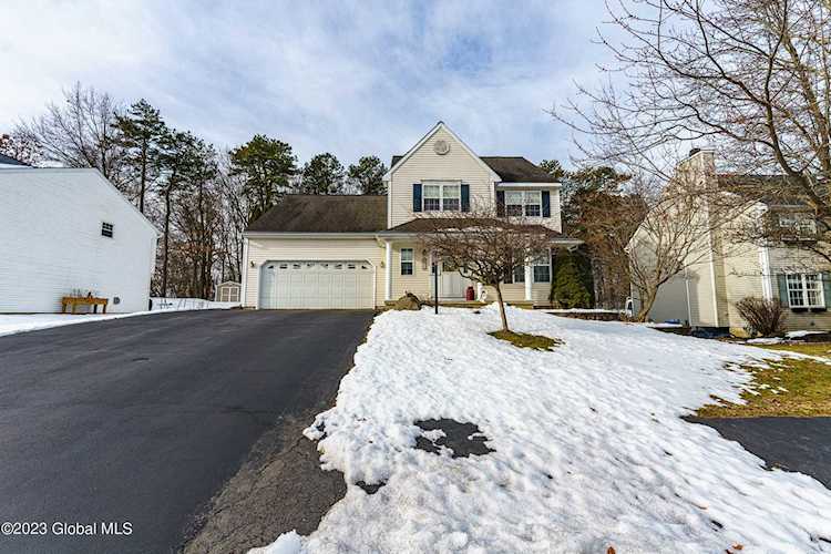 4 Kristole Ct Colonie, NY 12205