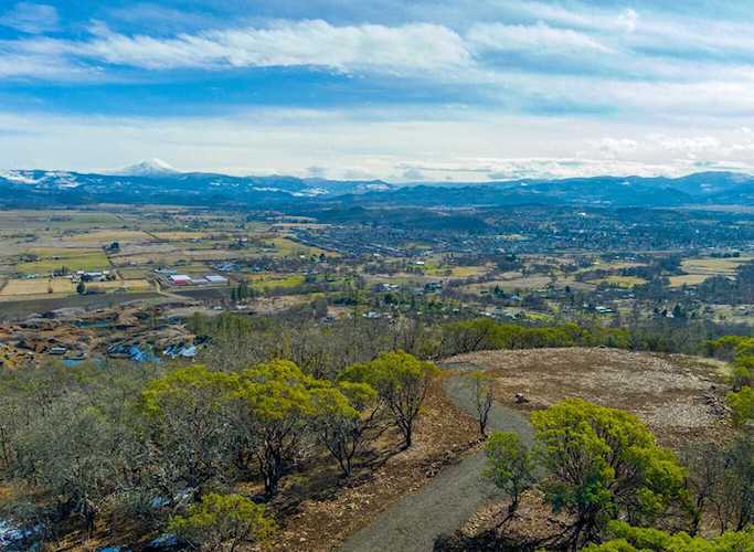 1560 Brentwood Dr Eagle Point, OR 97524