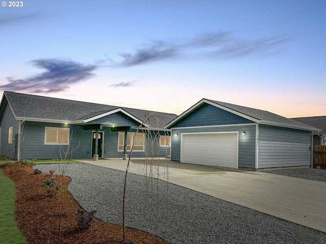 1631 Ash North Bend, OR 97459
