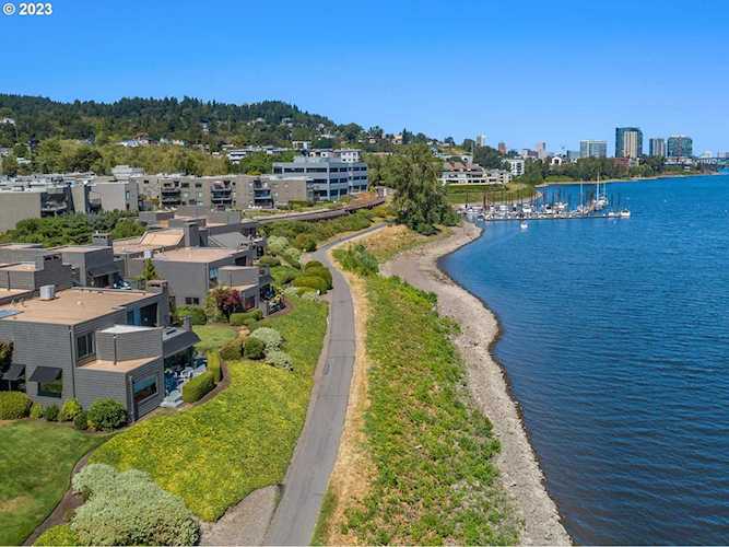 5630 S Riverside LN #17 Portland, OR 97239