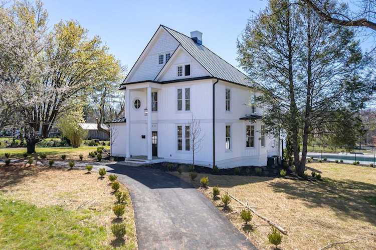1221 Oakwood Bedford, VA 24523