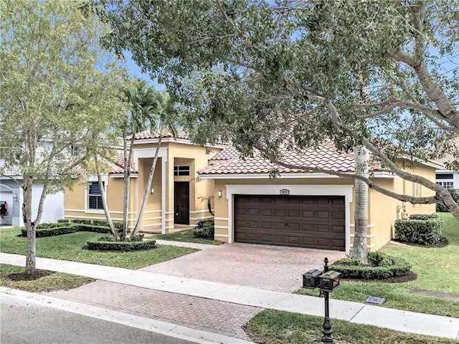 1635 Blue Jay Cir Weston, FL 33327