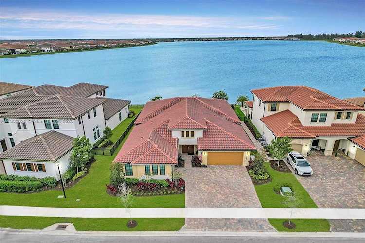 12460 N Parkland Bay Trl Parkland, FL 33076