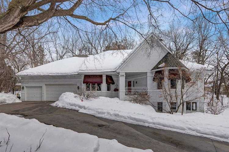 2289 Teakwood Court E Maplewood, MN 55119