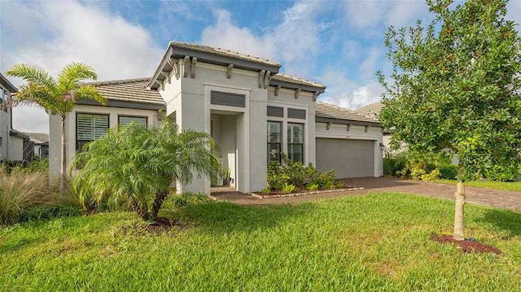2024 Woodleaf Hammock Ct Lakewood Ranch, FL 34211
