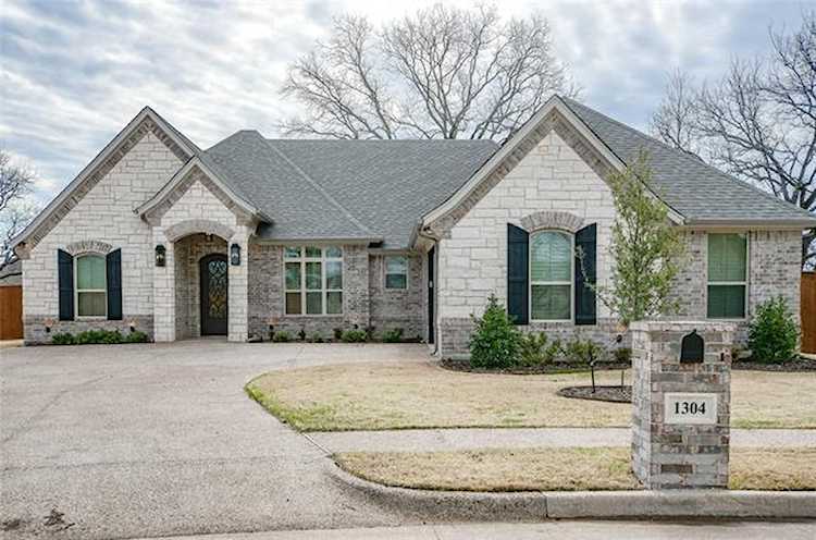 1304 Joshua Way Granbury, TX 76048