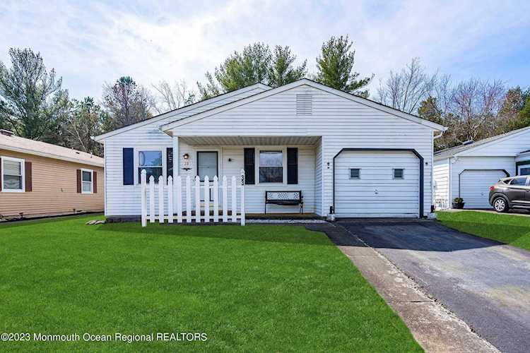 33 Freeport Ct Toms River, NJ 08757